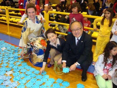 29 Myrto Dimitriou with the Ambassador MrNishibayashi and his wife placing water lilies